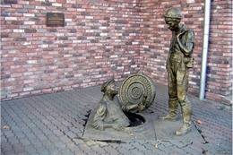 г. Красноярск. Памятник &laquo;Дядя Яша и стажёр&raquo; 